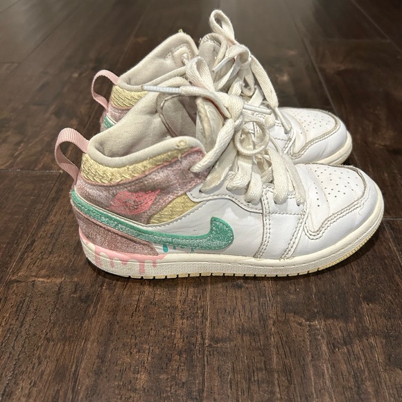 Jordan 1 MID SE - Picture 3 of 3